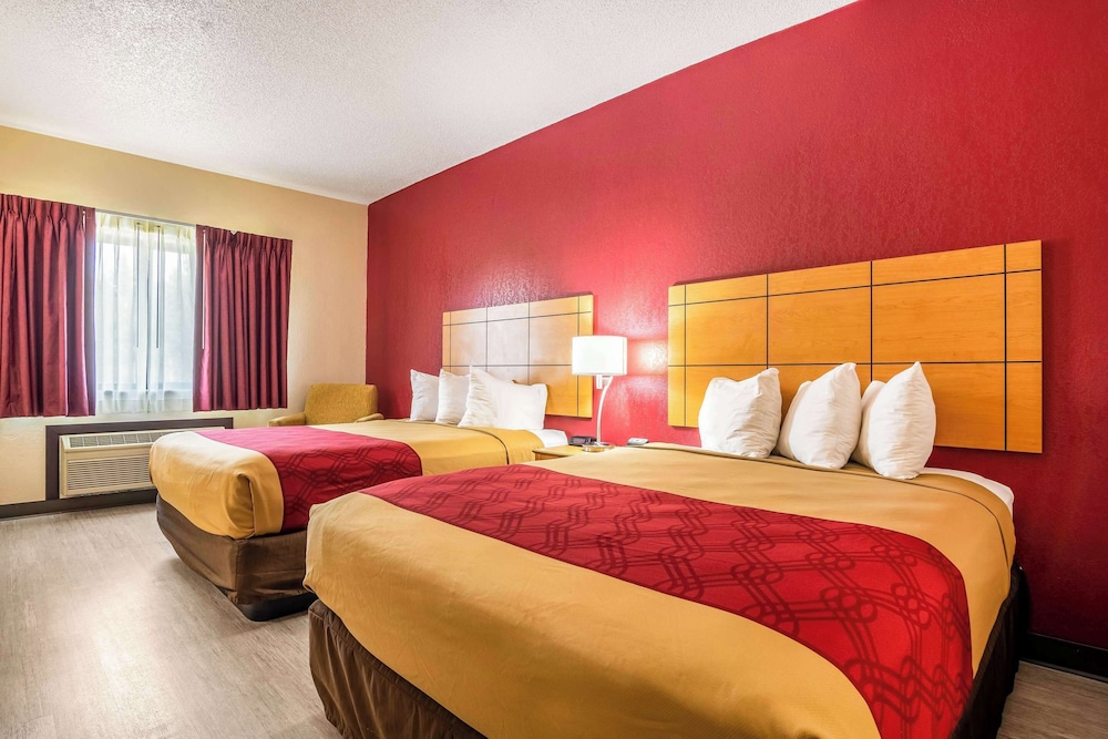 Room, 2 Queen Beds, Non Smoking (Pet Friendly) - Photo 1