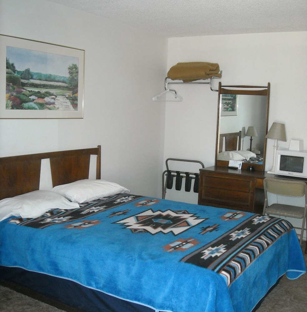 Basic Room, 1 Queen Bed photo 2