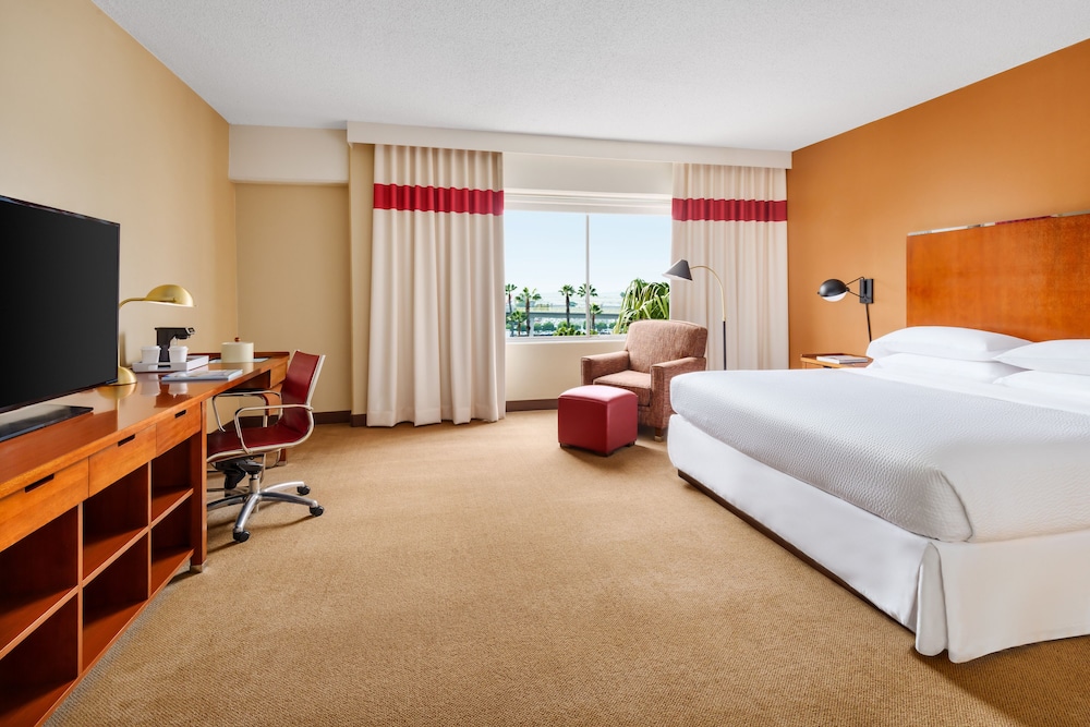 Deluxe Room, 1 King Bed photo 2