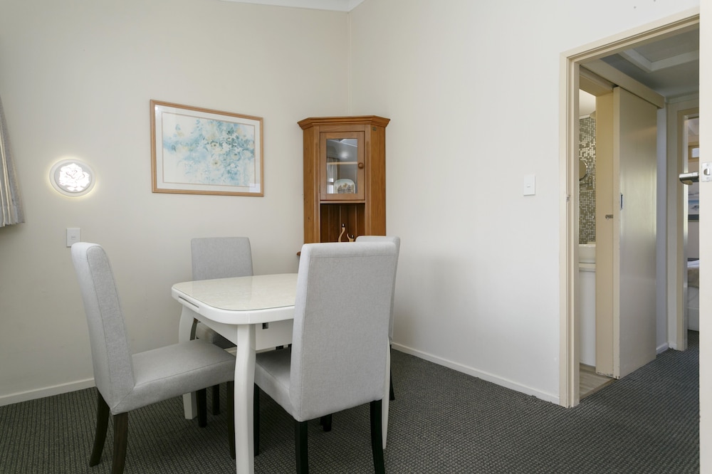 Lakefront  1 Bedrom Super King Suite (upper floor , no spa) photo 3