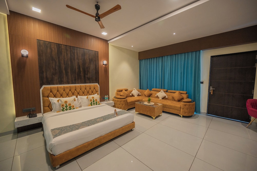 Deluxe Room, 1 Double Bed, Pool View