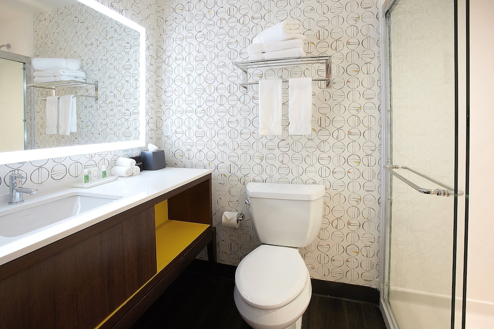Premium Room, 1 King Bed, Accessible (Communications) - Photo 5
