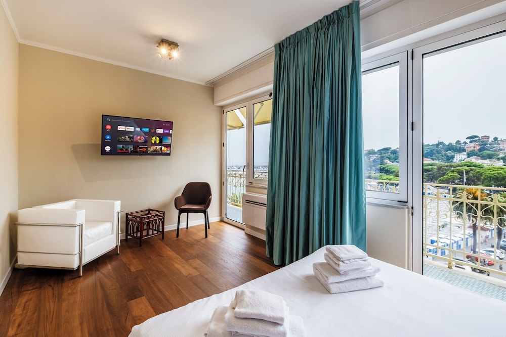 Suite, 1 Queen Bed with Sofa bed, Non Smoking, Sea View photo 3