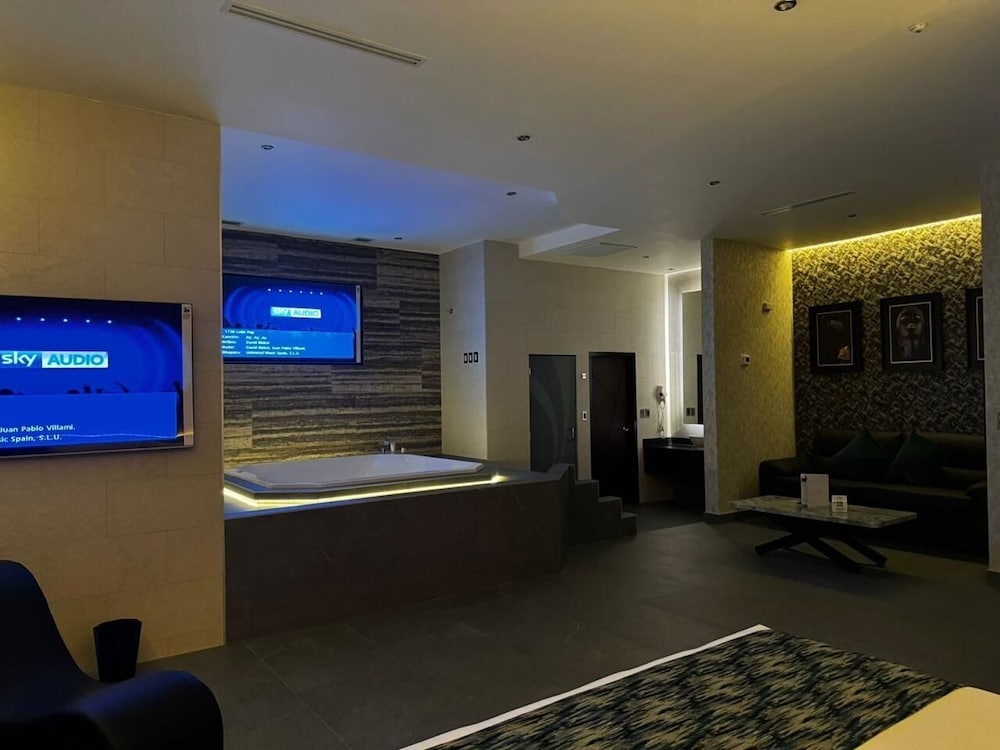 Deluxe Suite, Jetted Tub - Photo 4
