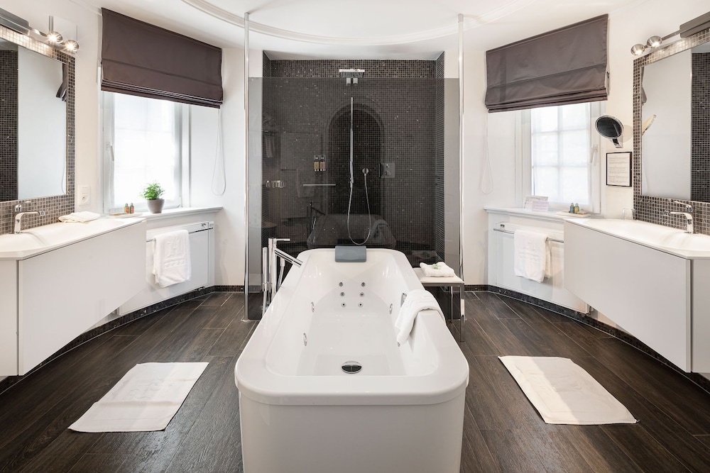 Luxury Suite photo 1