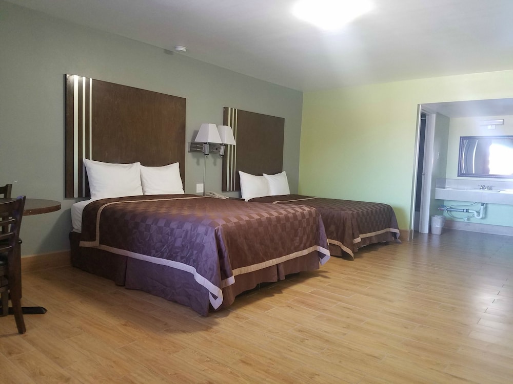 Standard Room, 2 Queen Beds photo 1