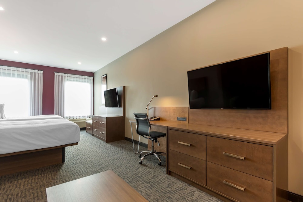 Suite, 2 Queen Beds, Non Smoking, Refrigerator & Microwave (with Sofabed) - Photo 2