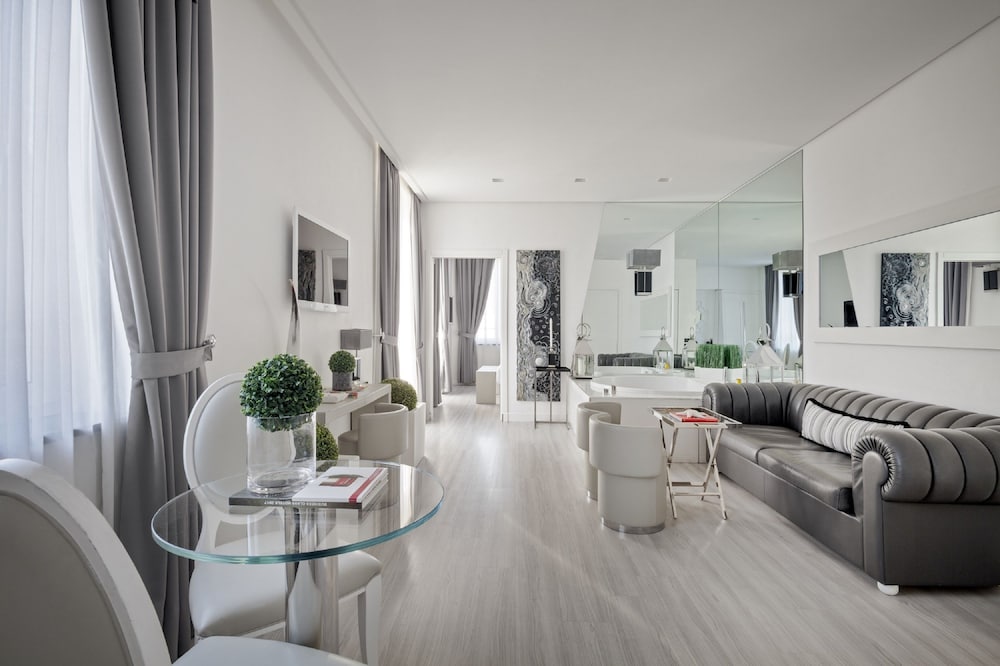 Luxury Suite - Photo 1