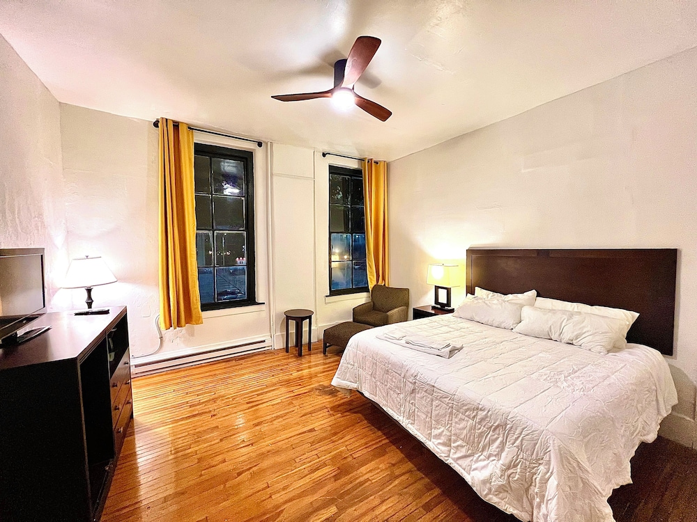 Standard King Room with City View photo 1