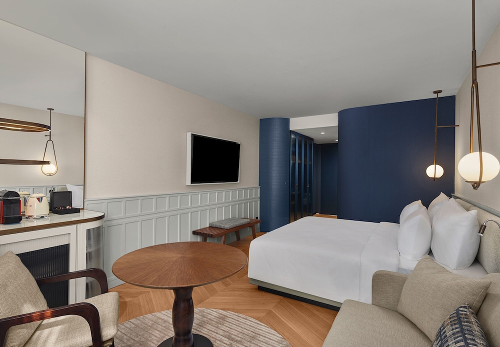 Deluxe Room, City View - Photo 1