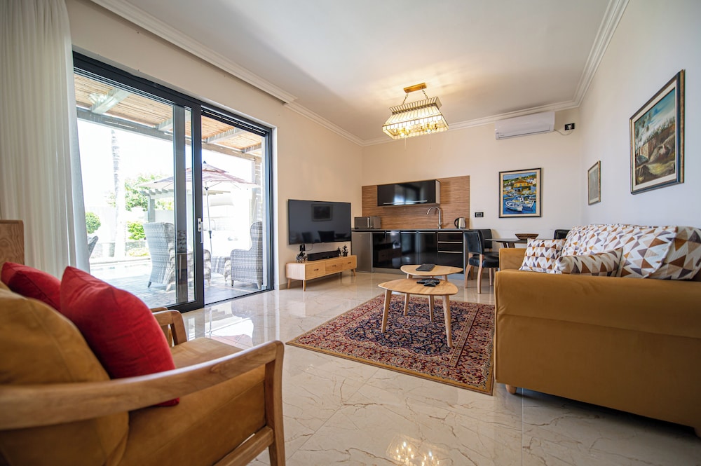 Deluxe Suite, Smoking, Pool View