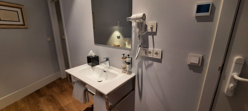 Double or Twin Room - Photo 30