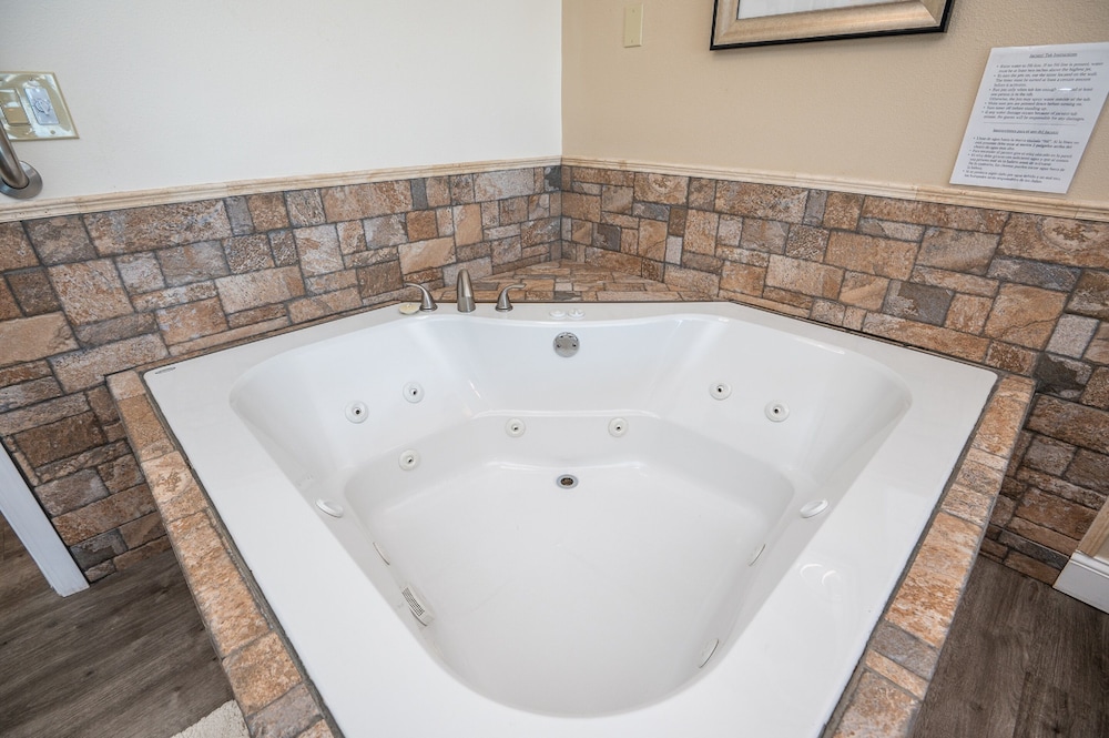 Deluxe Suite, 1 Bedroom, Jetted Tub, Ground Floor photo 2