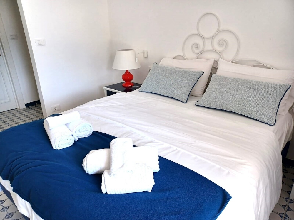 Classic Room, 1 Queen Bed, Hill View, Annex Building photo 3