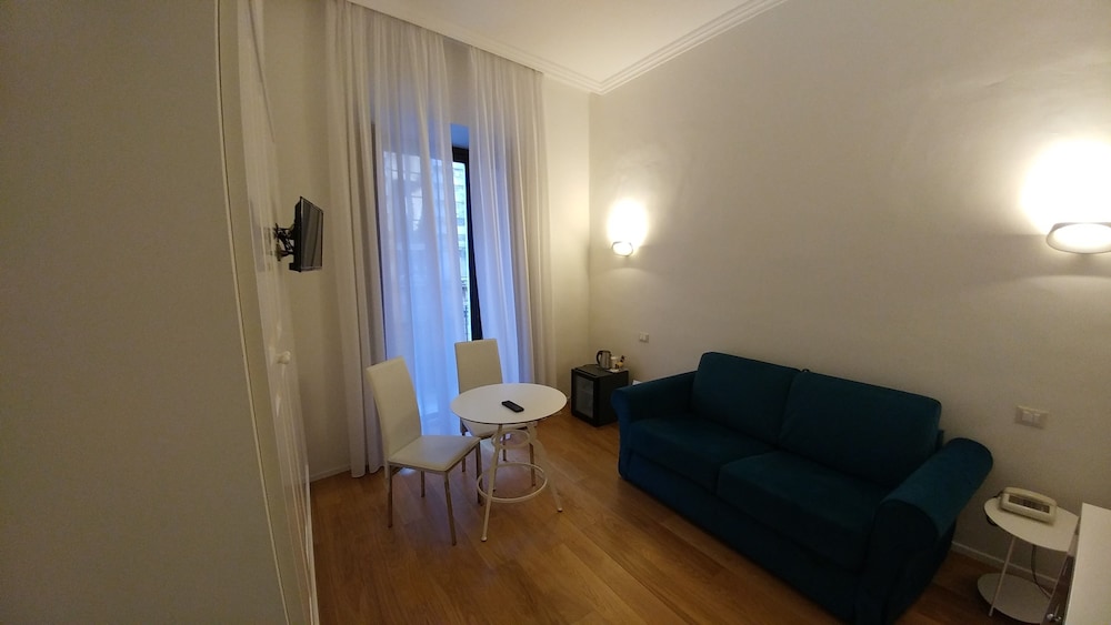 Deluxe Suite, 1 King Bed with Sofa bed, City View photo 3
