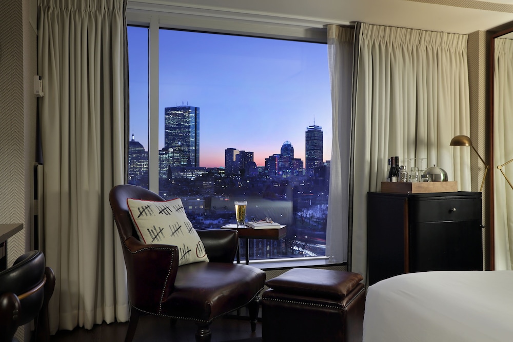 Grand Room, 1 King Bed, City View (Mobility/Hearing Access, Roll-In Shwr)