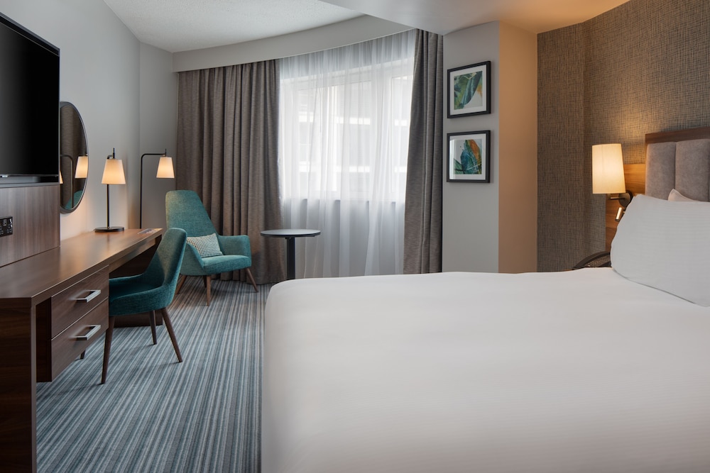 Premium Room, 1 King Bed thumbnail 6