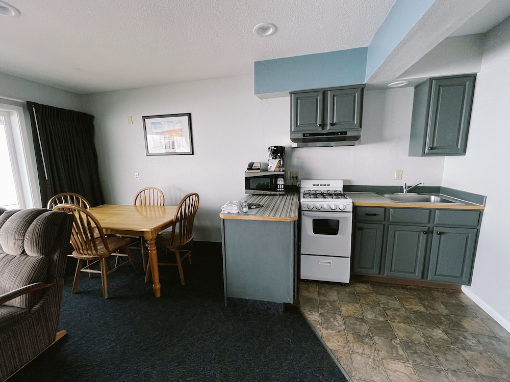 Standard Room, 2 Queen Beds, Kitchen (First Floor) photo 3
