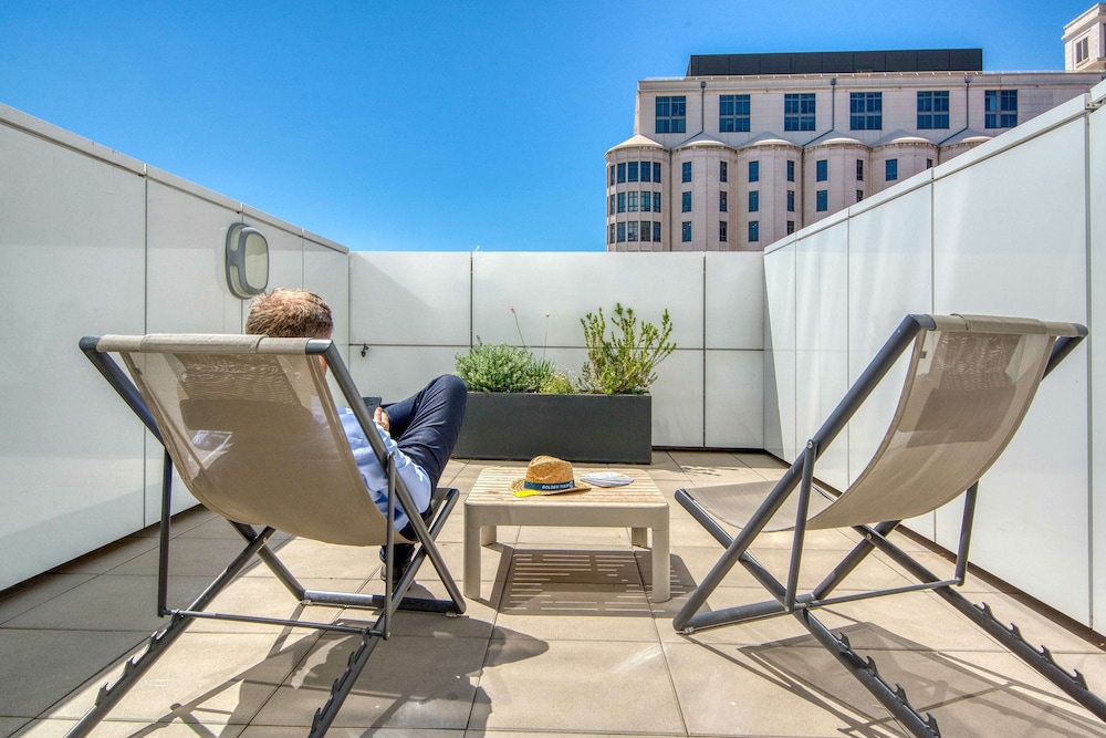 Superior Room, 1 King Bed, Terrace thumbnail 6