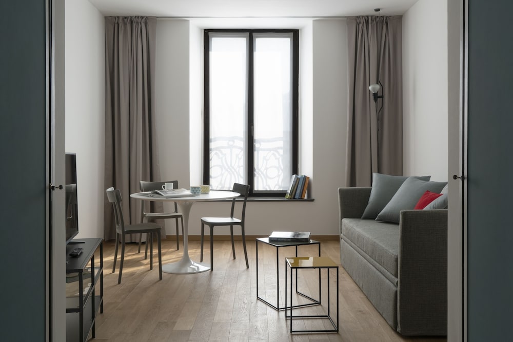 One bedroom apartment, Via Romagnosi 4