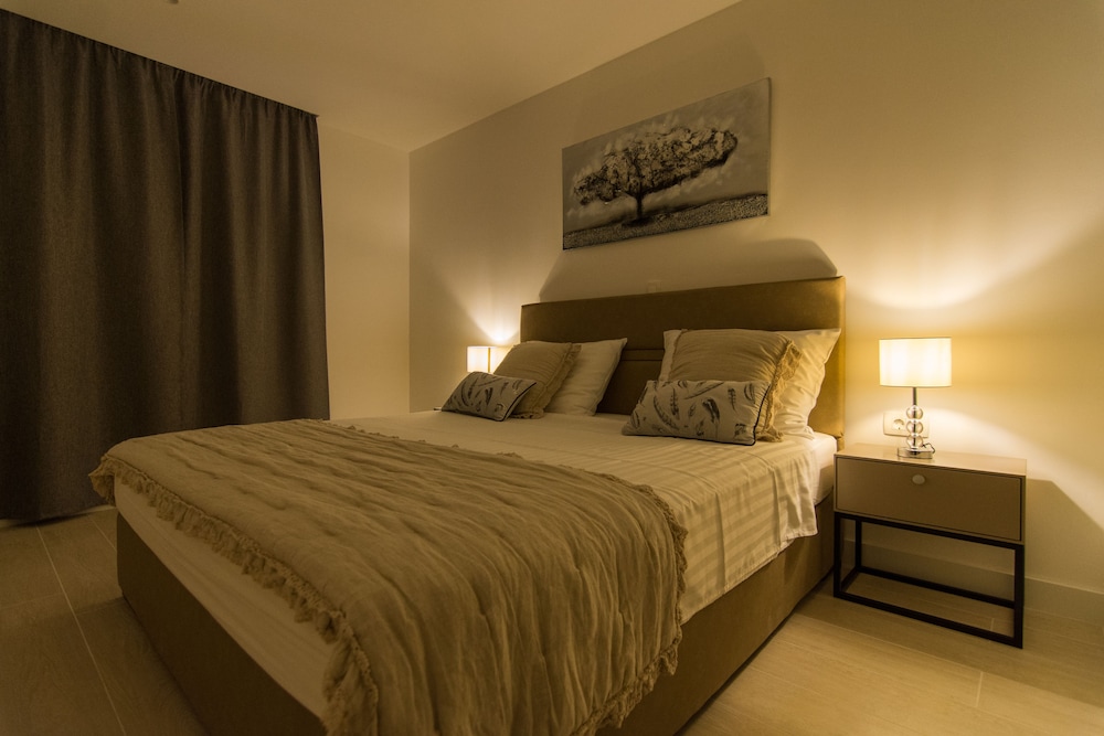 Penthouse, 2 Bedrooms, Ground Floor photo 2