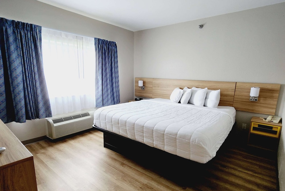 Suite, Non Smoking (2 King Beds) - Photo 3