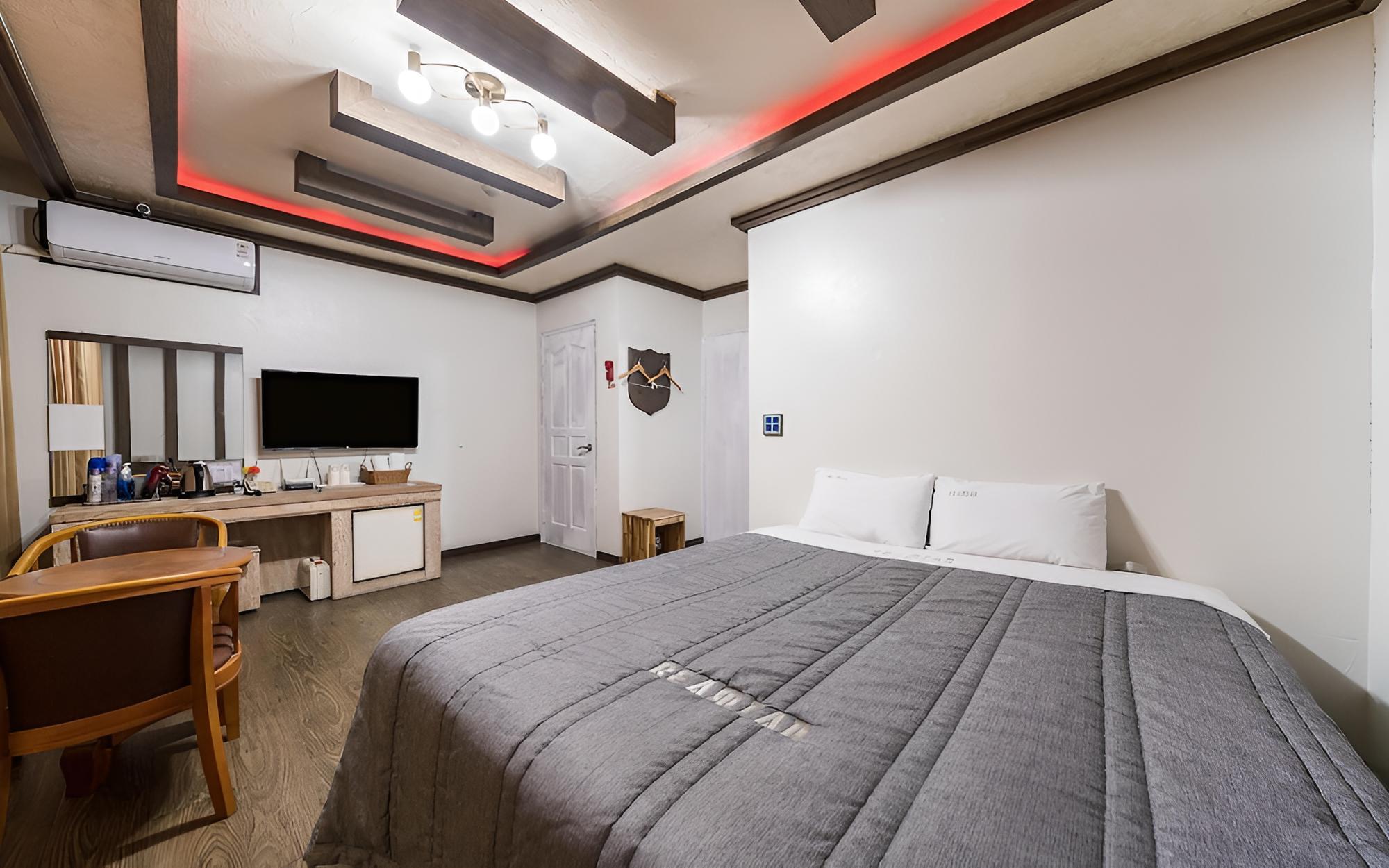 Room (Premium-Family Room (Large King Bed O) photo 3