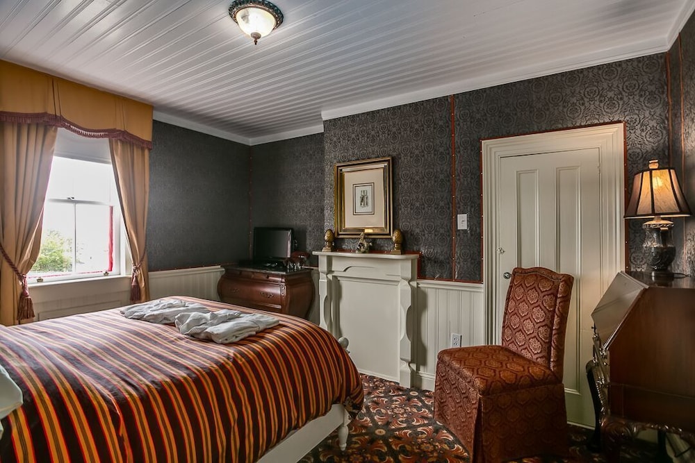 Lloyd Room photo 1