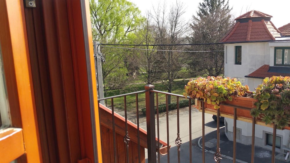 Family Room - Photo 2