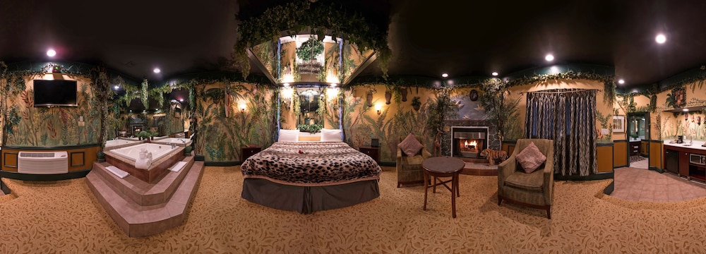 Jungle Theme Suite with Jetted Tub & Fireplace (Featured on Travel Channel in 2016) - Photo 1