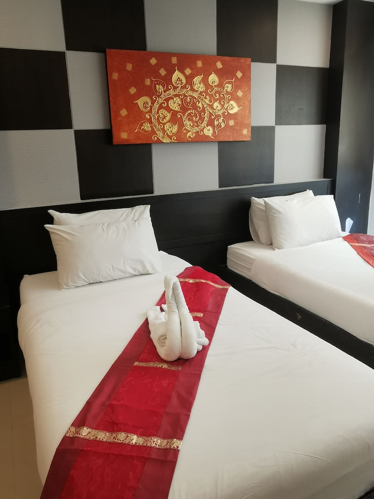 Deluxe Double or  Twin with Breakfast and Airport Transfer - Photo 14