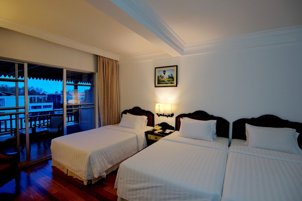 Superior Triple Room, 3 beds, Balcony with City View photo 3