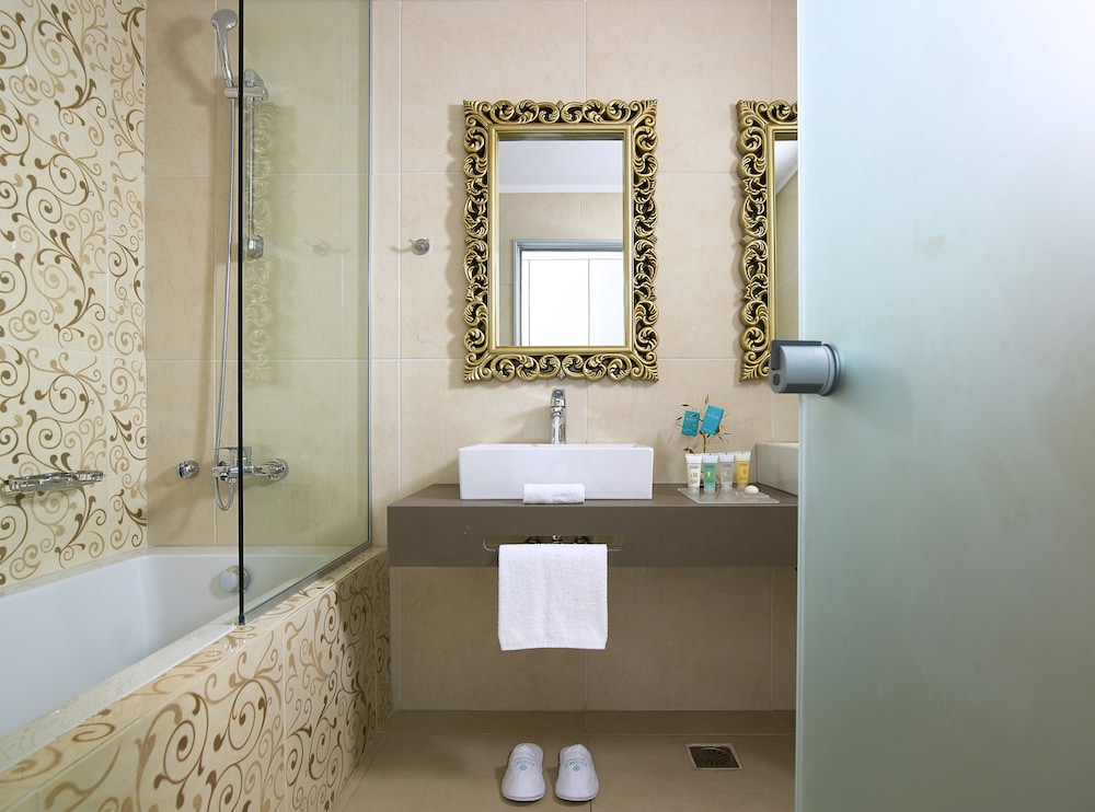 Deluxe Double Room, Garden View thumbnail 5