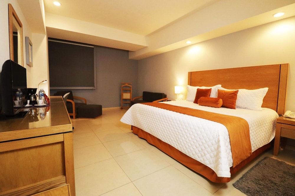 Standard Room, 1 King Bed photo 3