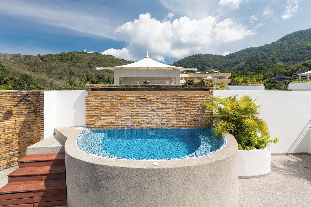 New One Bedroom Penthouse Suite with Rooftop Jacuzzi - Photo 13