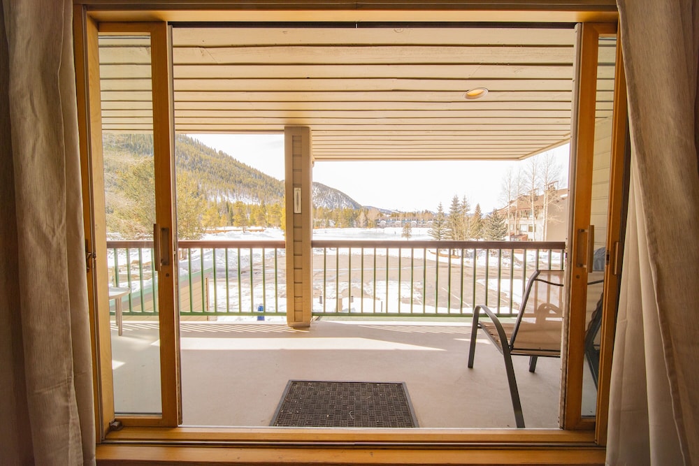 Design Condo, 2 Bedrooms, Balcony, Lake View (Lenawee 1738) photo 1