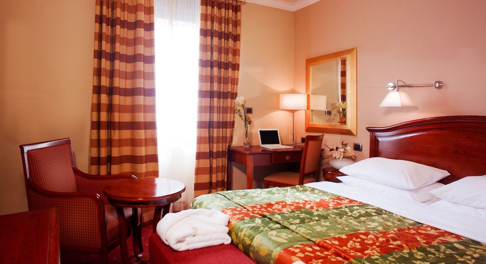 Executive Room, 1 King Bed with Sofa bed (with Sofabed) - Photo 7
