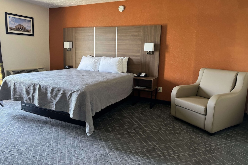 Standard Room, 1 King Bed, Non Smoking - Photo 3