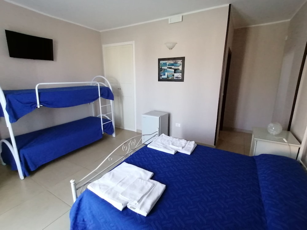 Family Quadruple Room photo 3