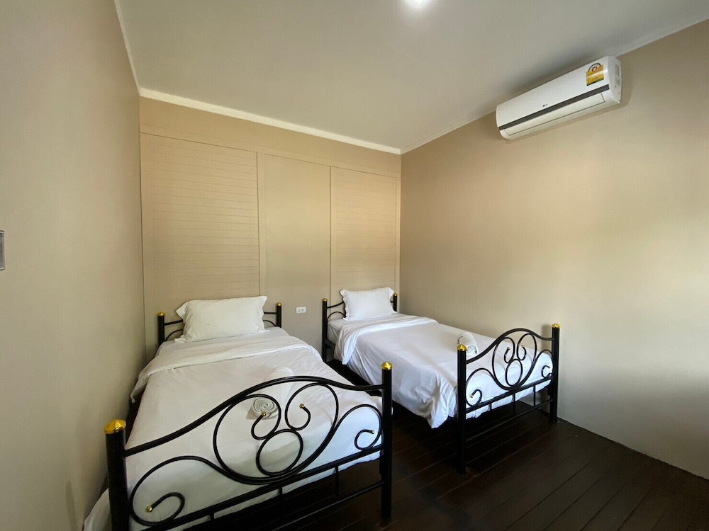 Pearl Room (Shared Bathrooms)