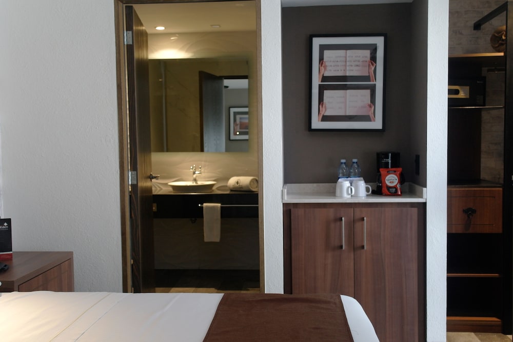 Superior Room, 1 King Bed photo 3