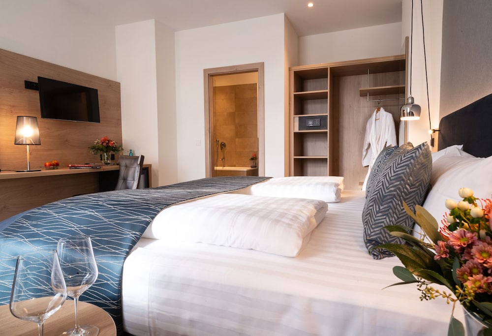 Superior Suite, 1 King Bed, Bathtub photo 2