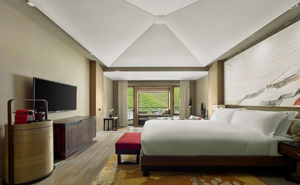 Premium Room, 1 King Bed - Photo 2