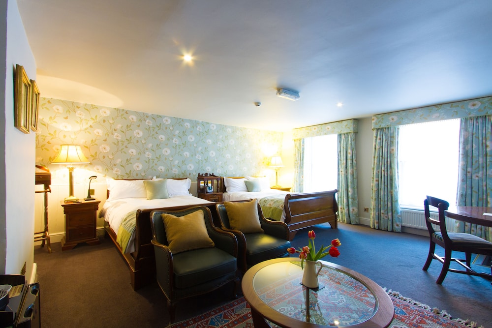 Family Double or Twin Room, 2 Double Beds, Ensuite, Courtyard View photo 2
