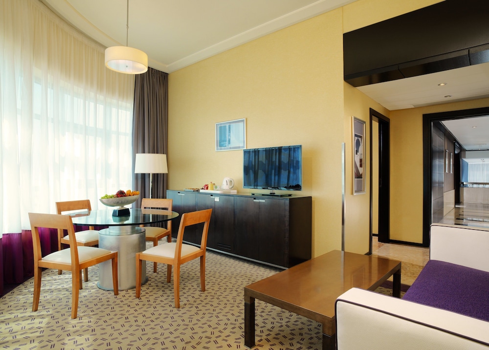 Executive Suite, 1 Bedroom, City View (Corner) - Photo 1