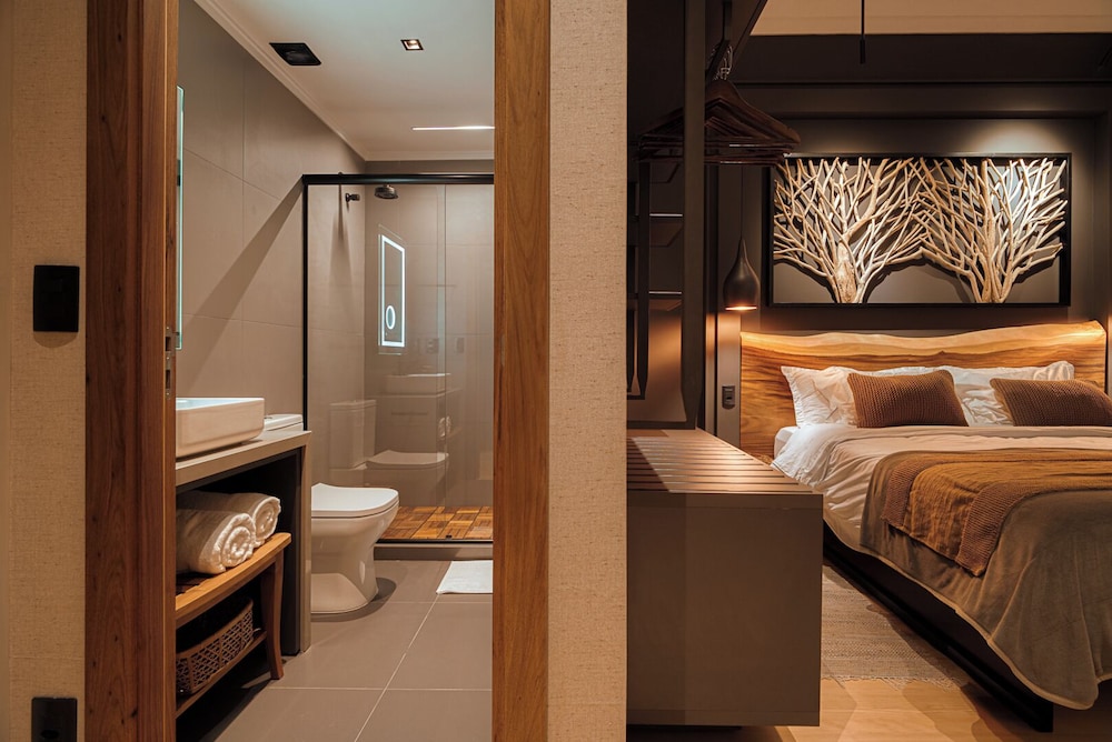 Deluxe Double or Twin Room, 1 King Bed photo 3