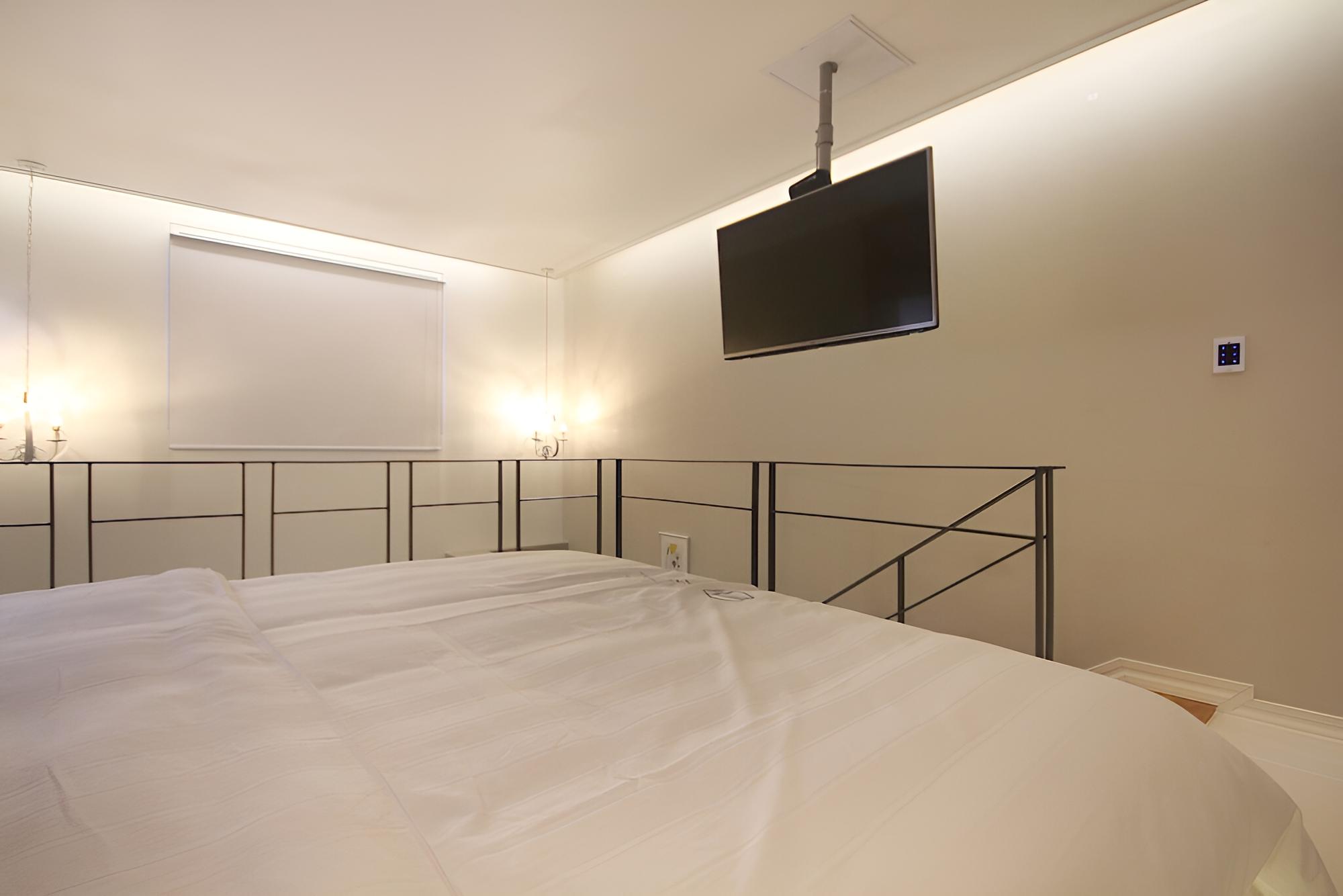 Room (Royal 25pyeong) - Photo 5