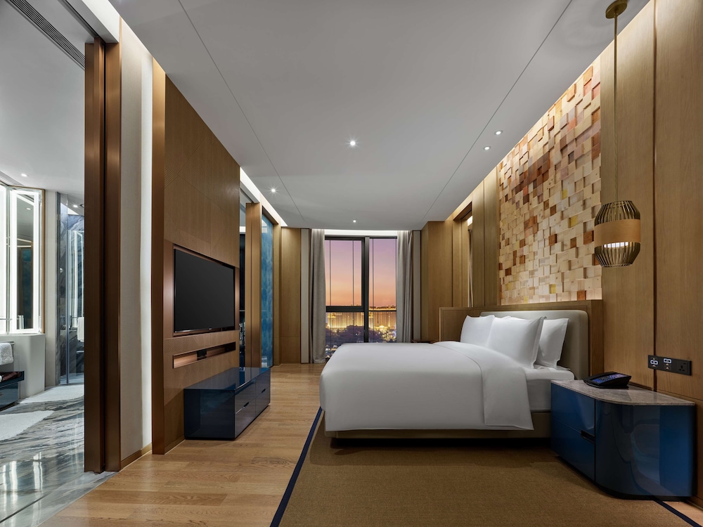 Premium Room, 1 King Bed - Photo 2