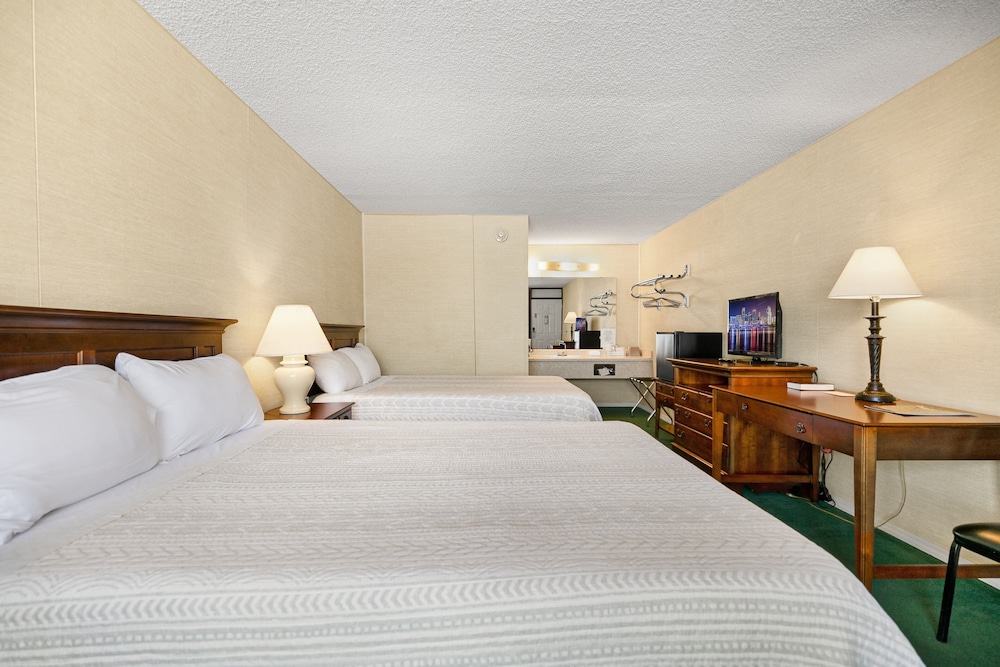 Basic Room, 2 Queen Beds - Photo 4