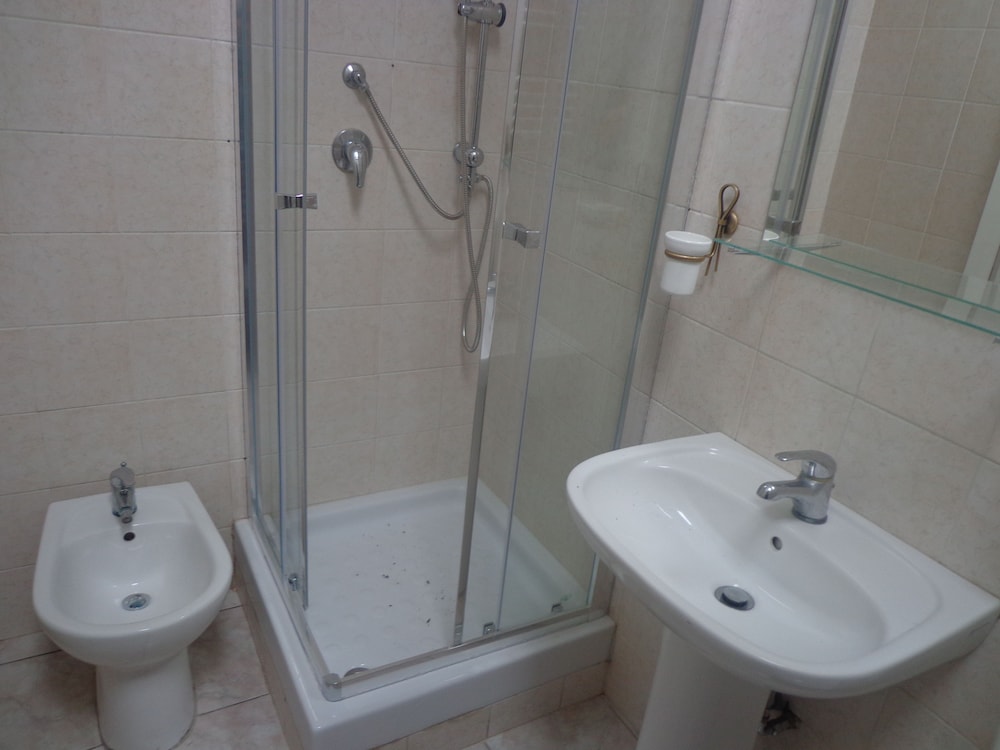 Basic Triple Room, Multiple Beds photo 2